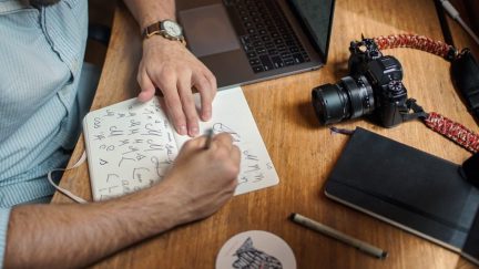 How to work with freelance Graphic Designers